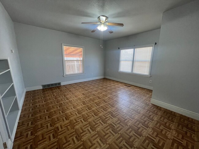 Building Photo - Cute Two Bedroom One Bathroom Single Famil...