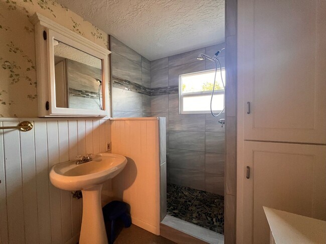 Building Photo - 509 Scenic Dr
