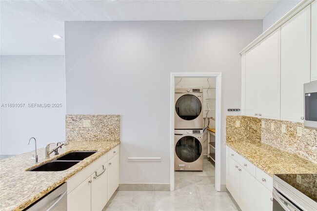 Building Photo - 3810 SW 51st St