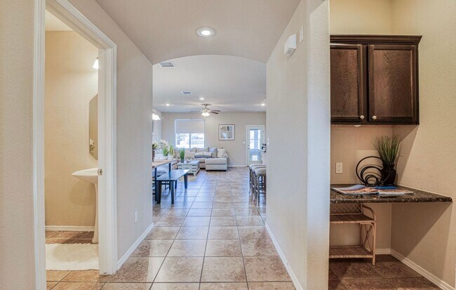 Building Photo - Westside area for Short or Long Term Rental (Completely Furnished) Beautiful 3 bed/2.5 baths plus...