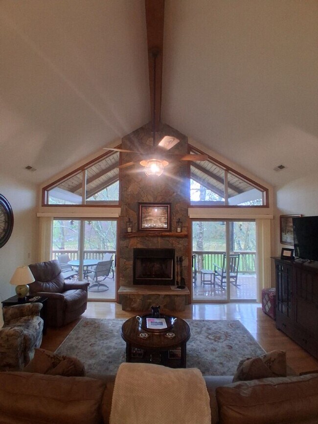 Building Photo - $1,800 - 2 Bed / 2 Bath Furnished Luxury Creekside Condo Overlooking 18th Fairway at SMCC