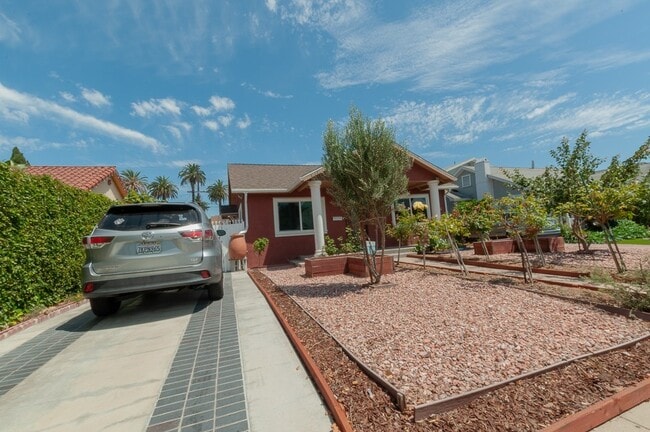 Building Photo - Beautiful 3 bedroom 2 bath with Central AC