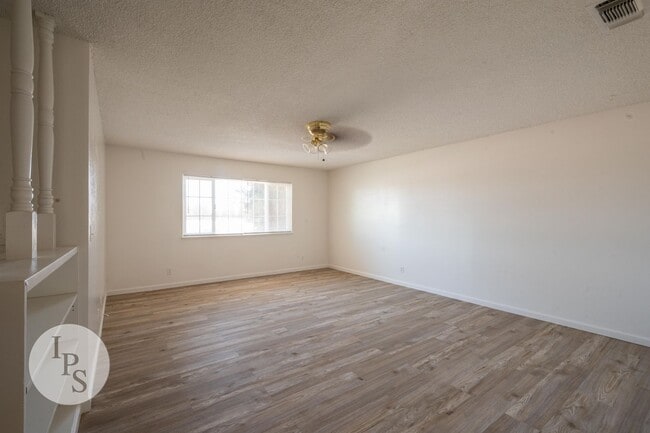 Building Photo - Kerman Westside Large 3 Bedroom Home, Bran...