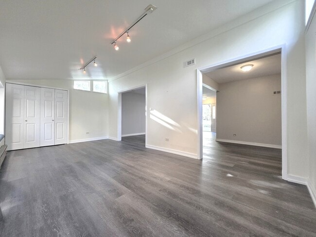 Building Photo - 4946 Somerton Dr