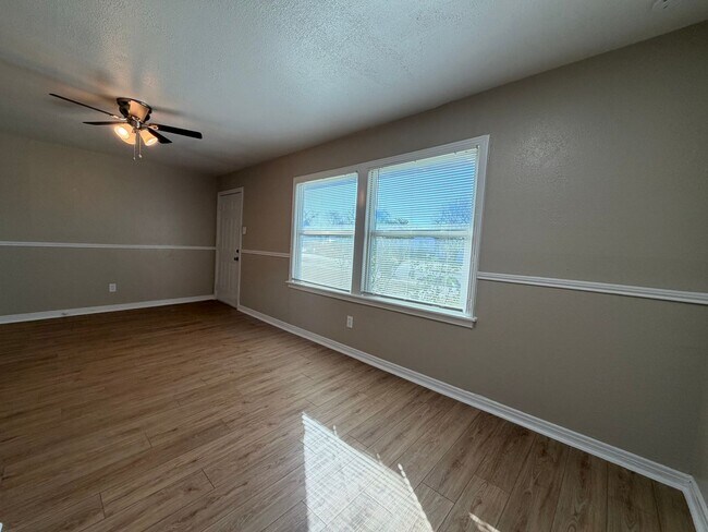 Building Photo - AVAILABLE NOW 2 BEDROOM 1 BATH WITH BONUS/FLEX ROOM IN SOUTH FORT WORTH