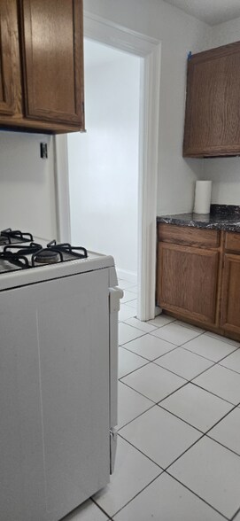 Building Photo - 1154 Parkside Ave