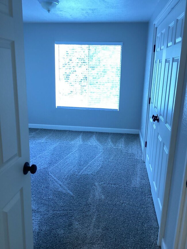 Building Photo - BEAUTIFUL - REMODELED 2 BEDROOM/1 BATH CON...
