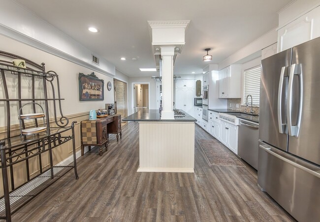 Building Photo - Stunning 4 Bed 3 Bath with a Pool!
