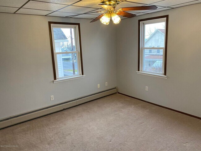 Building Photo - 116 E Elm St