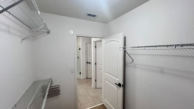 Building Photo - Beautiful Upgraded 3 Bedroom and 2 1/2 Bat...