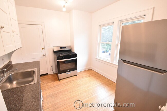 Building Photo - 2832-2834 Indianola Avenue