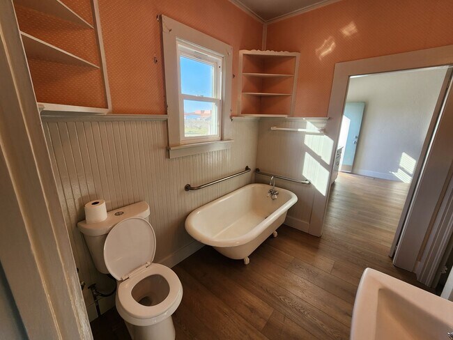 Building Photo - 555 Wallis Ave