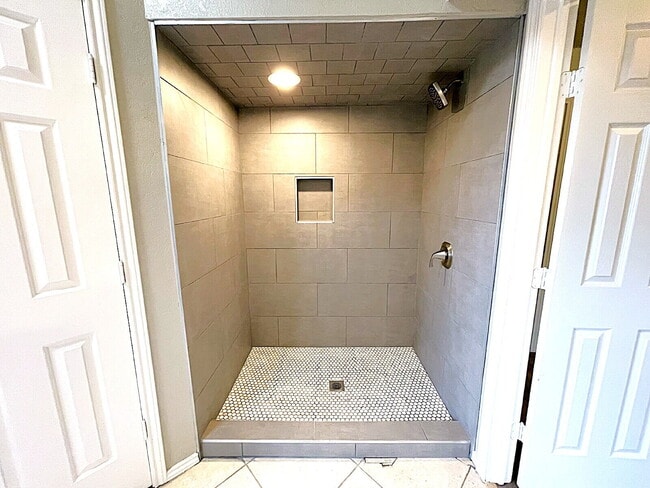 Building Photo - Large, Recently Remodeled 3/22 Right Across from North Ridge Elementary!