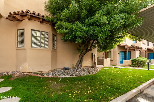 Building Photo - 1446 E Grovers Ave