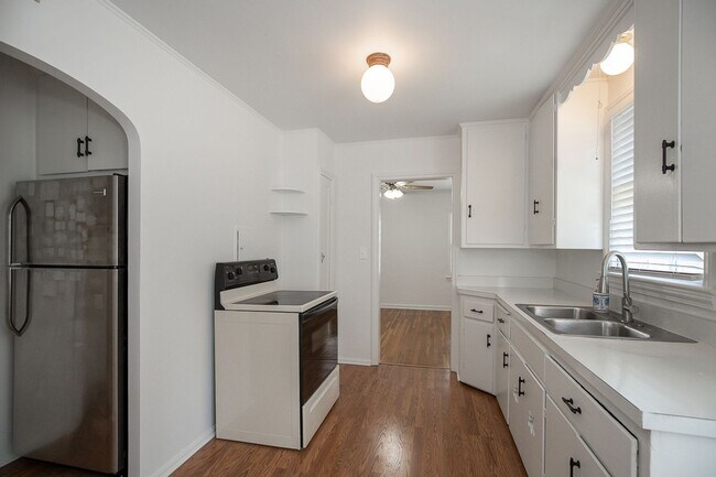 Building Photo - Charming 3 bedroom house Shaker Heights!!