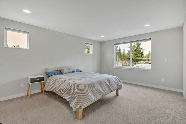 Building Photo - 3bed/2.5 Bath Modern Comfort Meets Elegant Design
