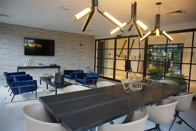 Building Photo - 121 NE 34th St