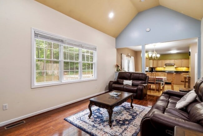 Building Photo - 5 Equestrian Ln