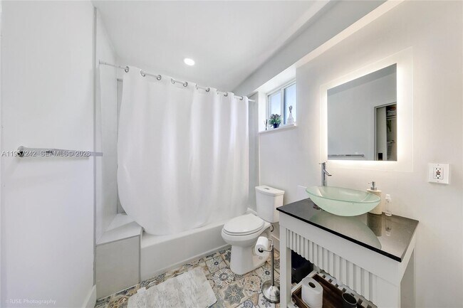 Building Photo - 526 Satinwood Dr