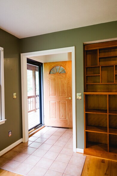 Tiled Foyer - 59 Fawn Ct