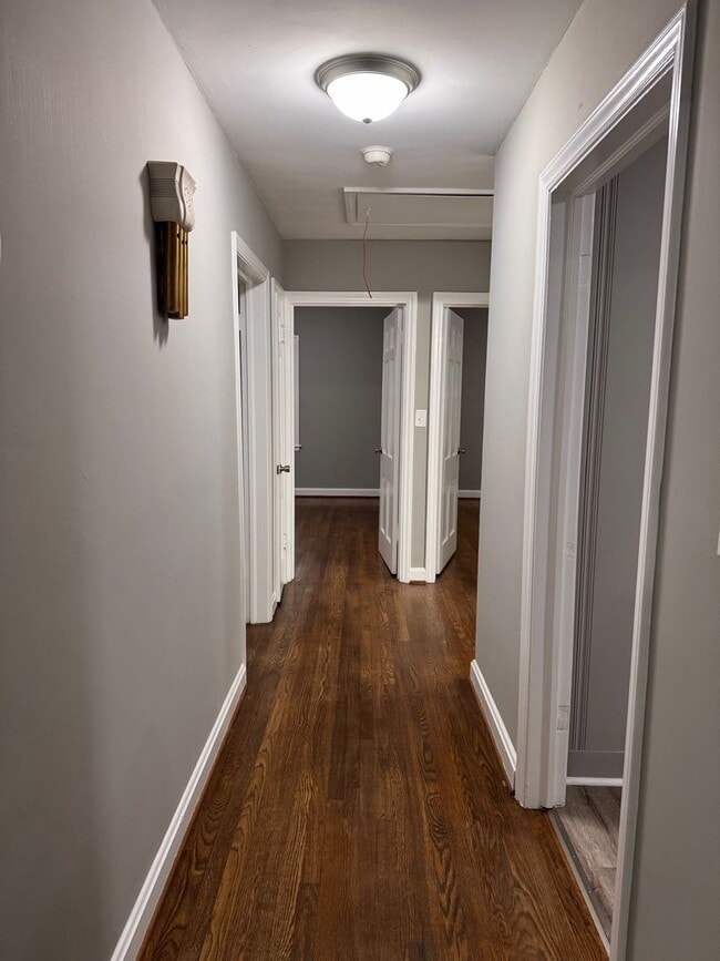 Building Photo - 3 bedroom 1 bath home, located in the Greystone area!