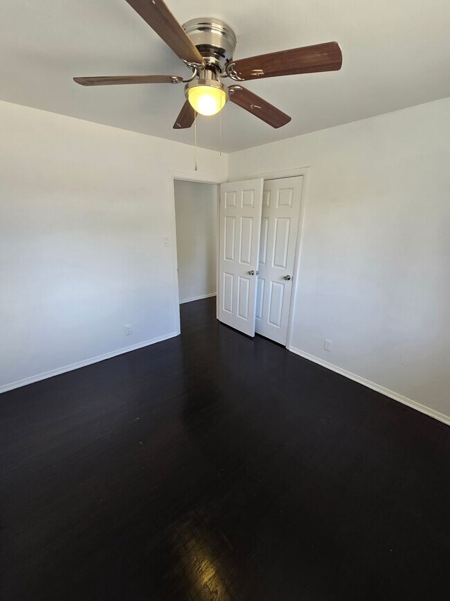 Building Photo - Nice size 4 Bedroom  2 Bath with 2 living ...