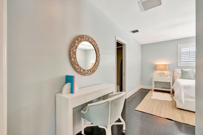 Building Photo - 136 Worth Ct S