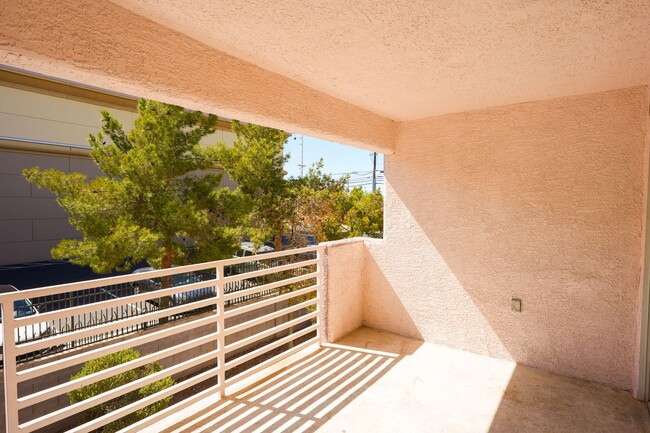 Building Photo - Beautifully Updated 2-Bedroom Condo in a Gated Community