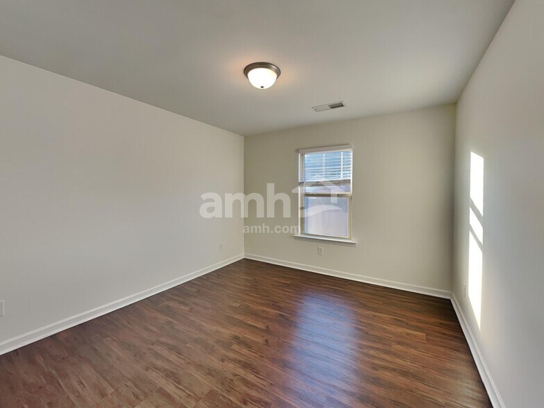 Building Photo - 1522 Balvaird Dr SE