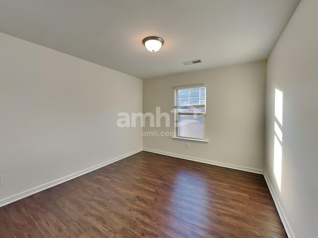 Building Photo - 1522 Balvaird Dr SE