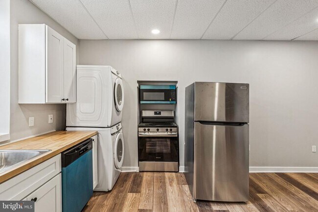 Building Photo - 2553 E Somerset St