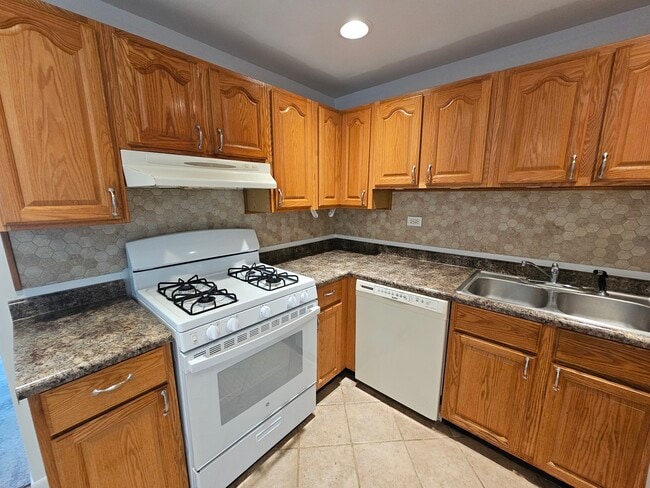 Building Photo - 829 Pondview Ct