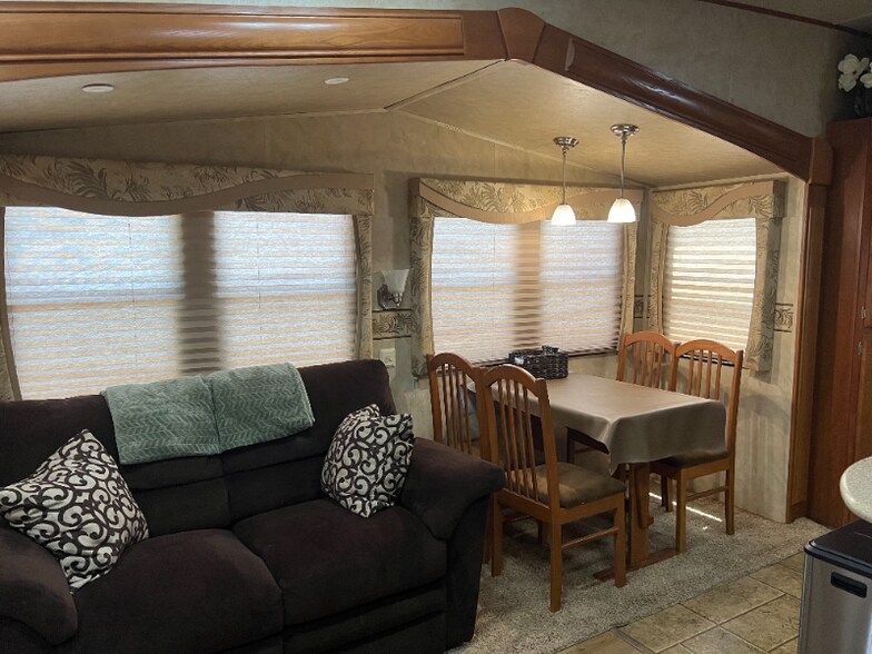 Building Photo - 7560 Chelsea Rd