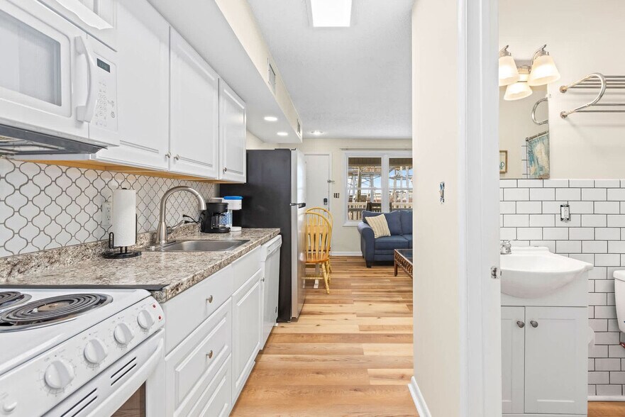 Building Photo - 875 Plymouth Pl