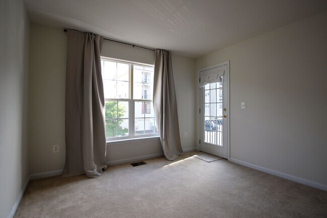 Building Photo - Updated 3/2.5 Townhome w/1 car garage