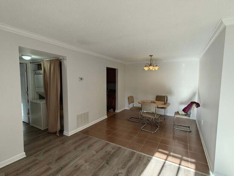 Dining area - 1150 Collier Rd NW