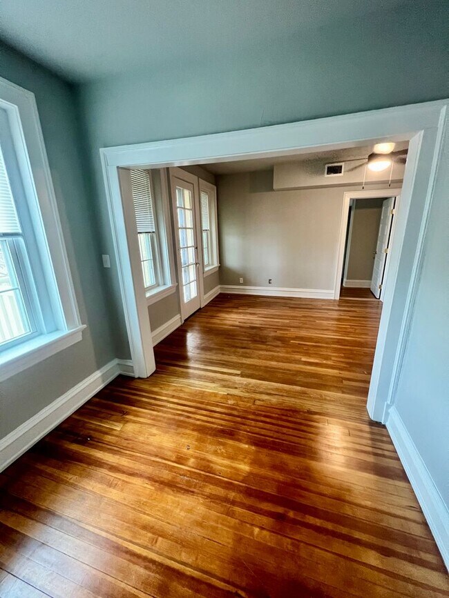 Building Photo - 402 N Sheppard St