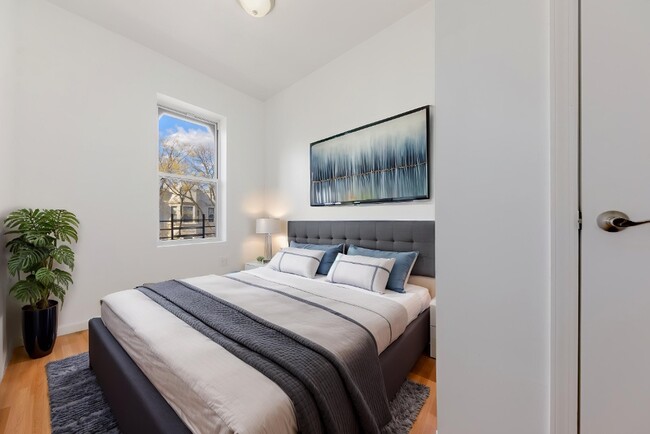 Building Photo - Lovely 4 BED Floor Thru in Bushick Townhouse