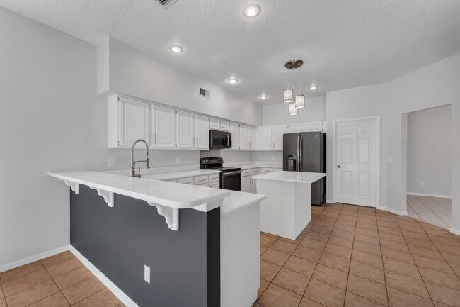 Building Photo - Spacious 6-bedroom, 3-bathroom and pool Tu...