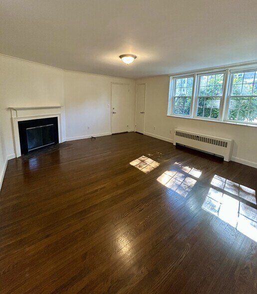 Building Photo - 165 Thoreau St