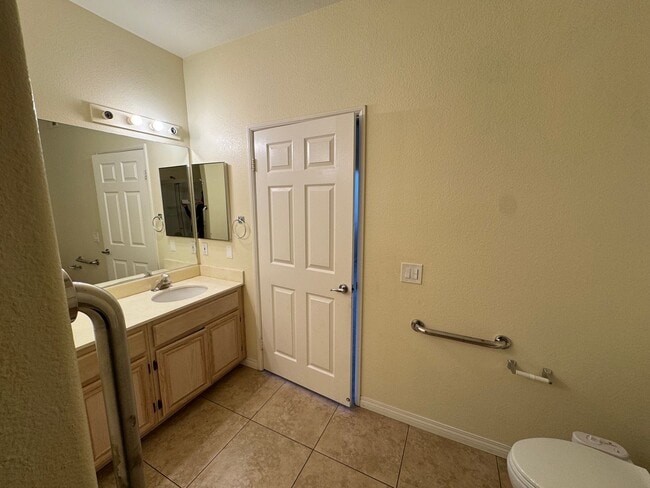 Building Photo - 2 Bedroom First Floor Condo in Rancho San Diego