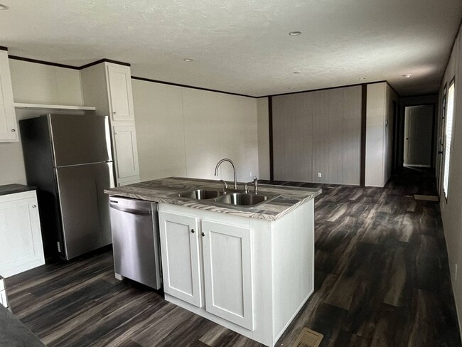 Building Photo - 14142 Lorraine Rd