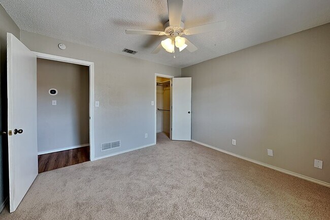 Building Photo - 1605 Brighton Dr