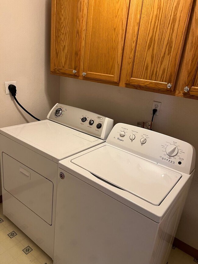 Building Photo - AVAILABLE NOW - BEAUTIFUL 6 bedroom home F...