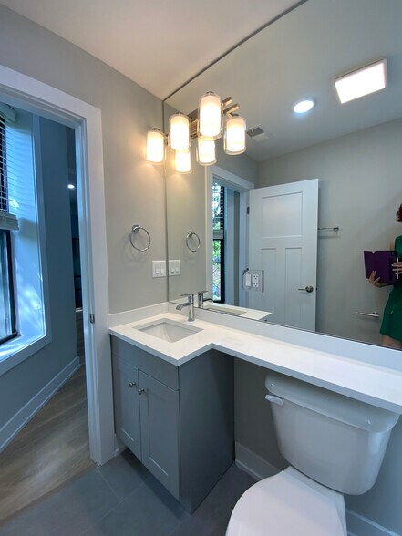 Building Photo - 423 W Belden Ave