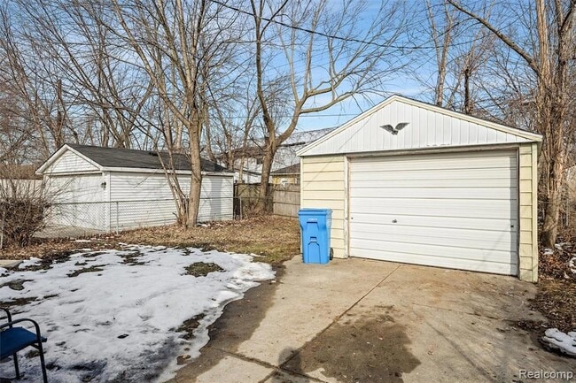 Building Photo - 623 E Brockton Ave