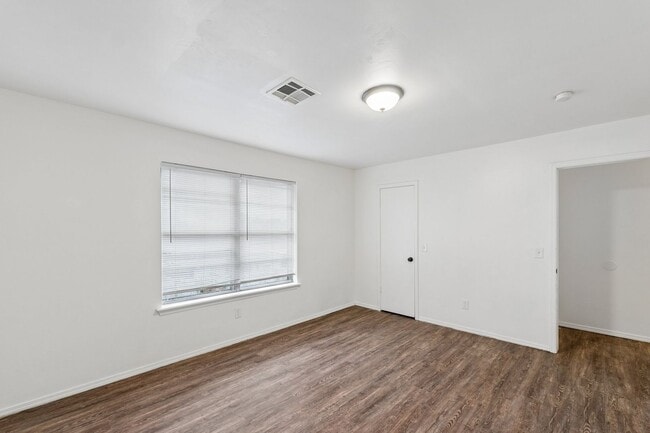 Building Photo - 3 bedroom 2.5 bath - NW Highway and Rockwell