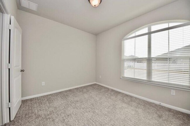 Building Photo - 1701 Logan Dr