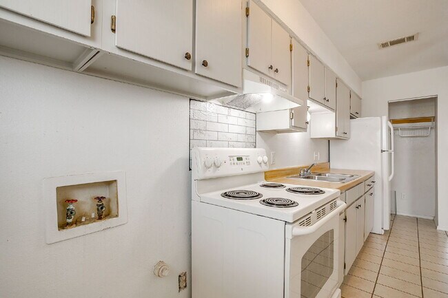 Building Photo - Charming 2-Bedroom Duplex Retreat on White...