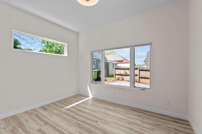 Building Photo - 904 S East St